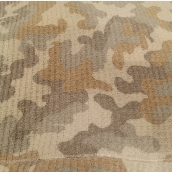 Bundle of 2 Camo Long Sleeve Light Sweaters - Picture 7 of 8